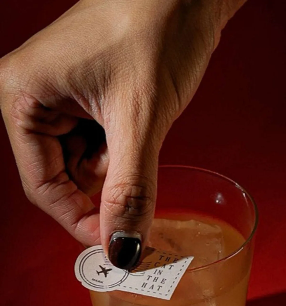 Somm 酒單上的 The Cat in the Hat 魔法靈貓，杯邊靠著一張郵票